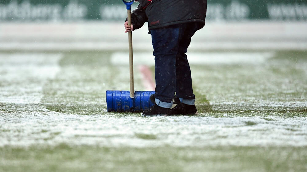 Die Fans von Union wollen beim Schneeschippen helfen. (Symbolbild) / Foto: Uwe Anspach/dpa