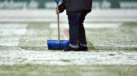 Die Fans von Union wollen beim Schneeschippen helfen. (Symbolbild) / Foto: Uwe Anspach/dpa