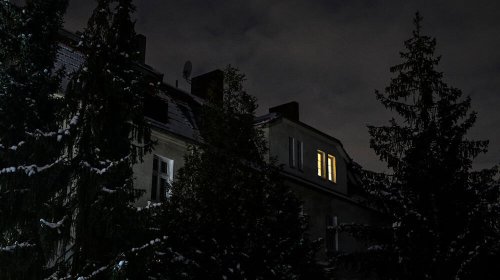 In der Folge des mutmaßlich linksextremistisch motivierten Brandanschlags waren am Samstagmorgen zunächst 45.000 Haushalte und 2.200 Unternehmen ohne Strom. / Foto: Jens Kalaene/dpa