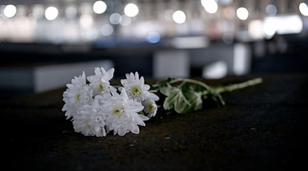 Am 27. Januar wird weltweit der Opfer des Nationalsozialismus und der Befreiung des Vernichtungslagers Auschwitz 1945 gedacht. (Archivbild) / Foto: Britta Pedersen/dpa