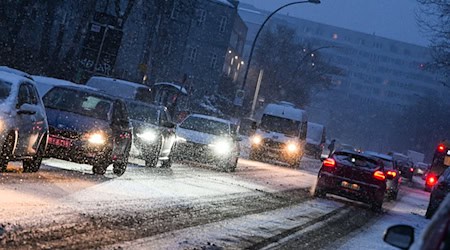 Wegen des Wetters muss mit starken Einschränkungen auf Straßen und Wegen gerechnet werden. / Foto: Jens Kalaene/dpa