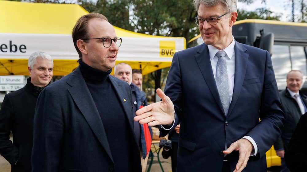 BVG-Chef Falk(l) und Bundesverkehrsminister Schnieder stellen fahrerlose Shuttles vor, die im öffentlichen Nahverkehr unterwegs sein sollen. (Archivbild) / Foto: Carsten Koall/dpa