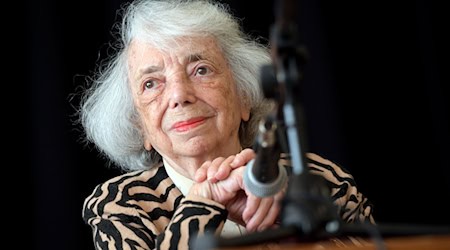 Die Holocaust-Überlebende Margot Friedländer (1921-2025) war mehrfach im Hans-Carossa-Gymnasium in Gatow im Berliner Bezirk Spandau zu Gast, hier im Jahr 2017. (Archivbild) / Foto: picture alliance / Britta Pedersen/dpa-Zentralbild/ZB