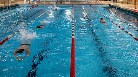 Statt einer Jahreskarte für die öffentlichen Schwimmbäder gibt es in Berlin nun flexiblere Abo-Modelle. (Symbolbild) / Foto: Monika Skolimowska/dpa