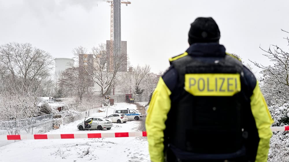 Die Polizei ermittelt am Brandort.  / Foto: Michael Ukas/dpa