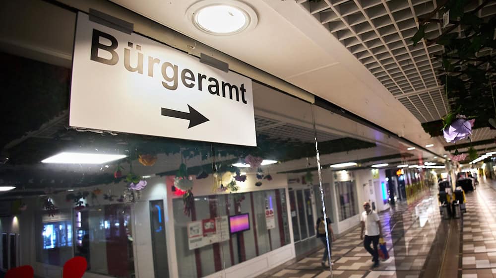 Laut Bundesinnenministerium gibt es in Berlin mehrere Fälle, in denen der Verdacht auf Betrug mit eID-Karten im Raum steht. (Symbolbild) / Foto: Joerg Carstensen/dpa