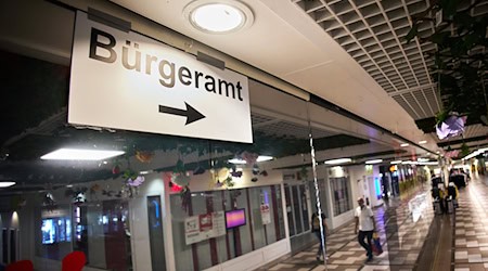 Laut Bundesinnenministerium gibt es in Berlin mehrere Fälle, in denen der Verdacht auf Betrug mit eID-Karten im Raum steht. (Symbolbild) / Foto: Joerg Carstensen/dpa