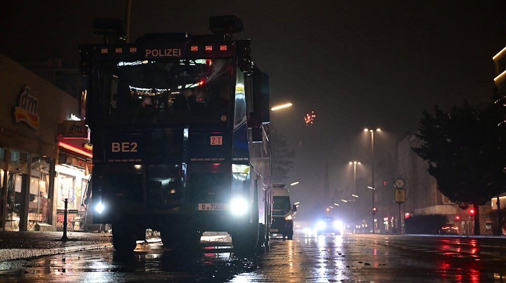 In der Silvesternacht in Berlin wird die Polizei zu 2.340 Einsätzen gerufen. / Foto: Sebastian Gollnow/dpa