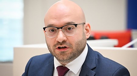 Brandenburgs Innenminister René Wilke (SPD) berichtet von zwei Fällen, die beim Verfassungstreue-Check entdeckt wurden (Archivbild). / Foto: Soeren Stache/dpa