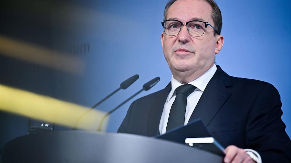 Bundesinnenminister Alexander Dobrindt (CSU) will die Bekämpfung des Linksextremismus stärken, auch personell. / Foto: Sebastian Christoph Gollnow/dpa