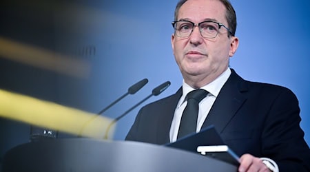 Bundesinnenminister Alexander Dobrindt (CSU) will die Bekämpfung des Linksextremismus stärken, auch personell. / Foto: Sebastian Christoph Gollnow/dpa