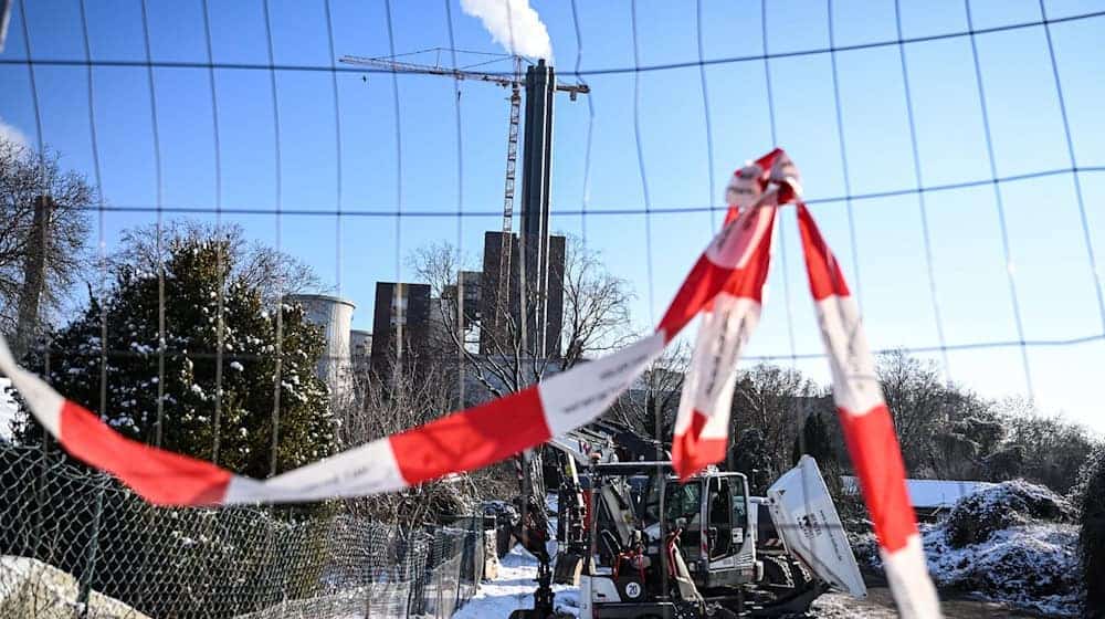 Brandenburgs Innenminister René Wilke (SPD) hält die kritische Infrastruktur nach dem Anschlag auf die Stromversorgung in Berlin nicht für ausreichend geschützt (Archivbild). / Foto: Britta Pedersen/dpa