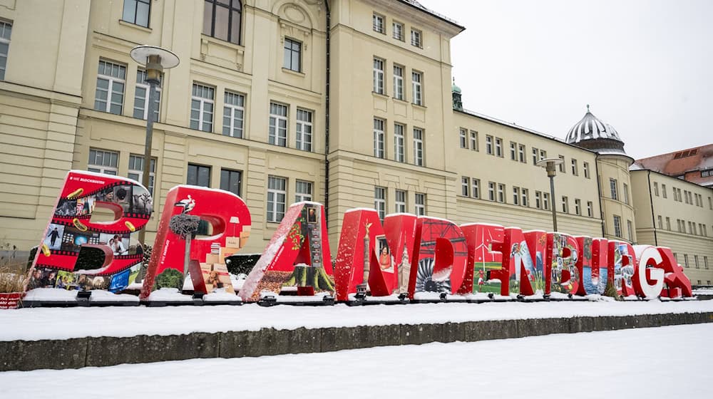«Noch so'n 'Ding und wir lassen unsere Wölfe frei …»: Brandenburgs Staatskanzlei in Potsdam reagiert auf Söders Länder-Fusionspläne und Spott bei Instagram mit Humor. / Foto: Christophe Gateau/dpa