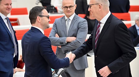 Die SPD von Ministerpräsident Dietmar Woidke und die CDU von Jan Redmann entscheiden in Brandenburg über Koalitionsverhandlungen. (Archivbild)   / Foto: Sebastian Christoph Gollnow/dpa