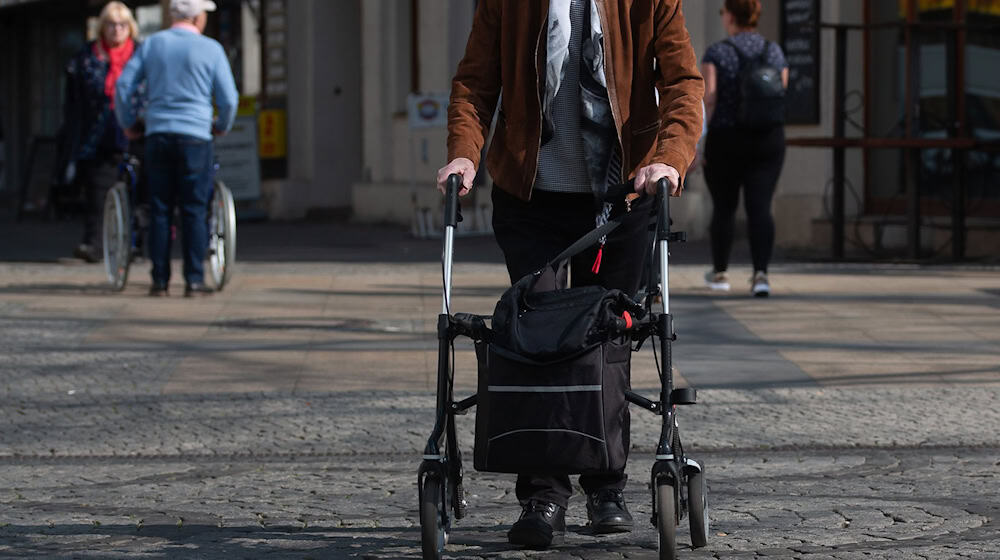 Wenn Ehrenamtliche pflegebedürftige Menschen regelmäßig unterstützen, kann das in Brandenburg künftig als Nachbarschaftshilfe anerkannt werden. Eine Aufwandsentschädigung gibt es dann von der Pflegekasse zurück. (Symbolbild) / Foto: Fernando Gutierrez-Juarez/dpa