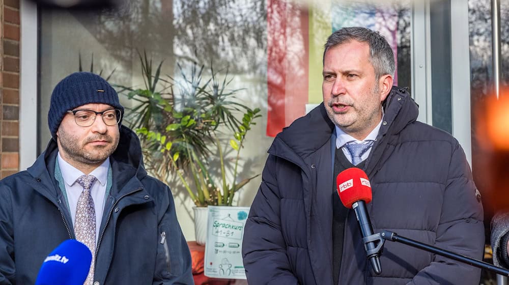 Brandenburgs Innenminister René Wilke (l) und der Cottbuser OB Tobias Schick (beide SPD) berieten über Konsequenzen aus Gewaltvorfällen an Schulen.  / Foto: Frank Hammerschmidt/dpa