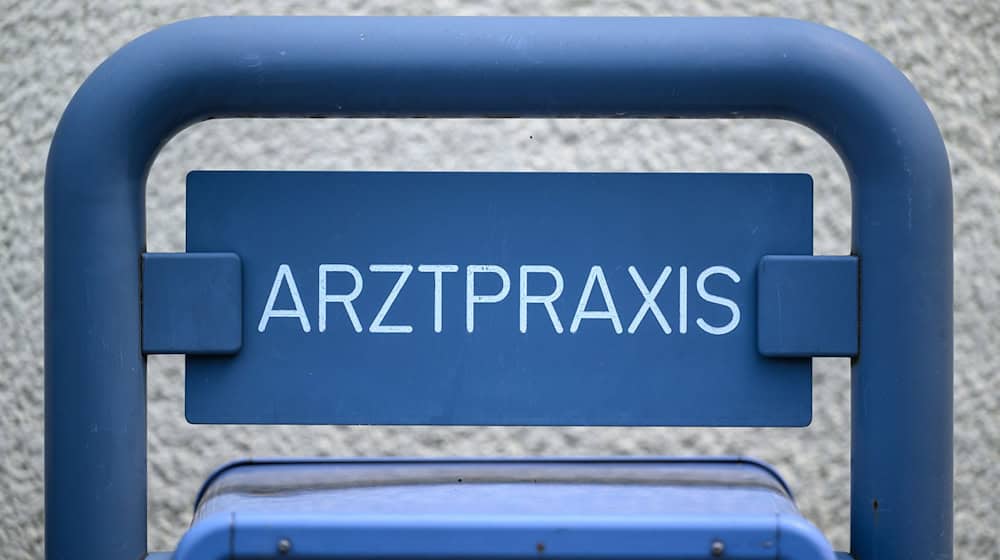 Die Vergütung der Krankenfahrten für Versicherte von Ersatzkassen ist ebenfalls geregelt (Archivbild).  / Foto: Patrick Pleul/dpa