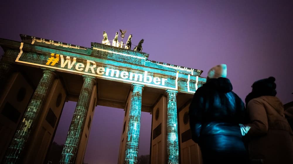 Die Lichtprojektion «#WeRemember» am Brandenburger Tor erinnert an die Opfer des Holocaust und an die Befreiung des Vernichtungslagers Auschwitz-Birkenau. / Foto: Christoph Soeder/dpa