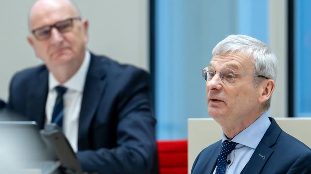 Brandenburgs AfD-Fraktionschef Hans-Christoph Berndt verteidigt den führenden Kopf der Identitären Bewegung, Martin Sellner. / Foto: Soeren Stache/dpa