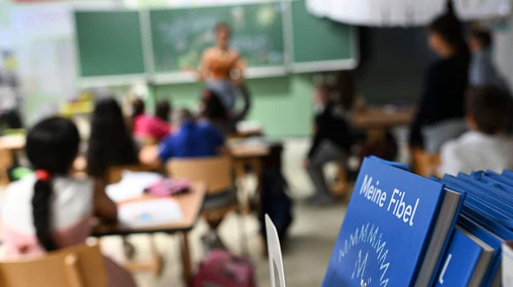 Die Brandenburger Lehrerinnen und Lehrer unterrichten ab dem zweiten Halbjahr eine Stunde mehr in der Woche. (Archivbild) / Foto: Jens Kalaene/dpa