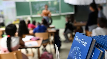 Die Brandenburger Lehrerinnen und Lehrer unterrichten ab dem zweiten Halbjahr eine Stunde mehr in der Woche. (Archivbild) / Foto: Jens Kalaene/dpa