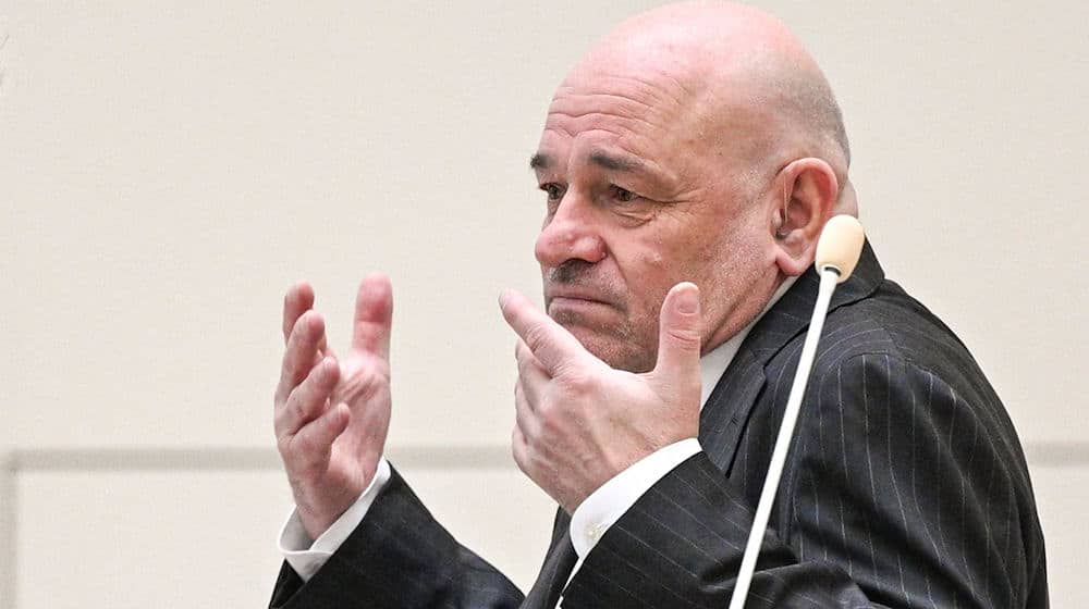 Der Brandenburger Finanzminister und frühere BSW-Landeschef Robert Crumbach ist aus der Partei ausgetreten (Archivbild).  / Foto: Jens Kalaene/dpa