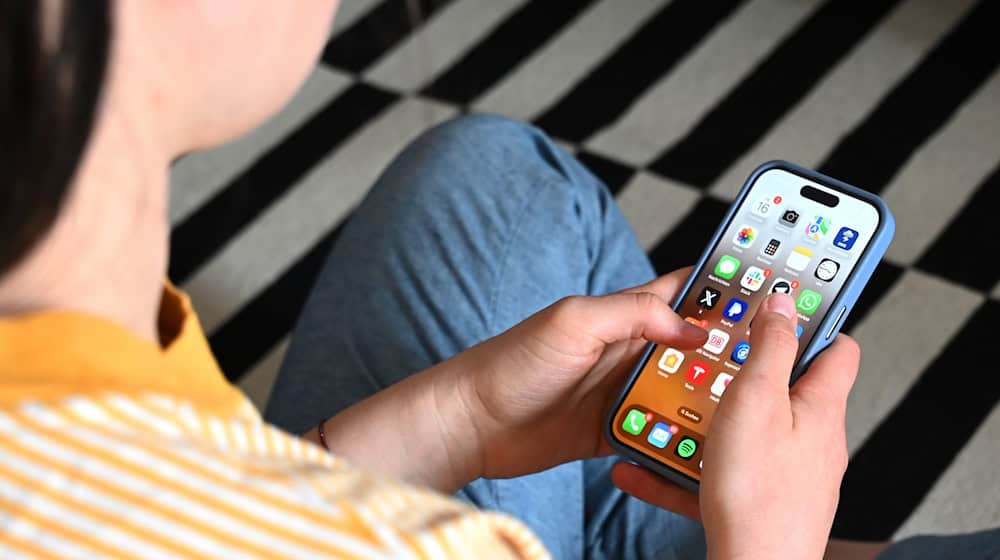 Der Landesschülerrat Brandenburg wendet sich gegen ein Verbot sozialer Medien. (Symbolbild) / Foto: Elisa Schu/dpa