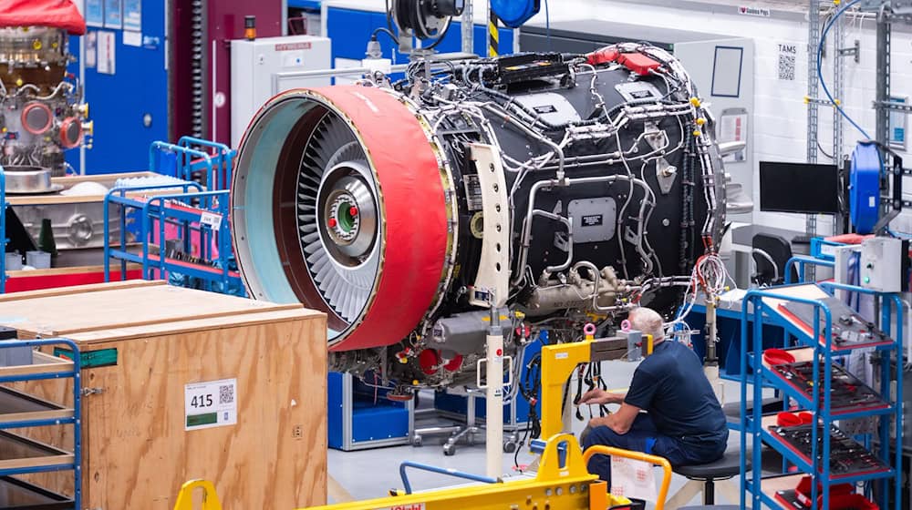 Die Brandenburger Wirtschaft geht nur von einer leichten Belebung in diesem Jahr aus (Archivbild). / Foto: Christophe Gateau/dpa