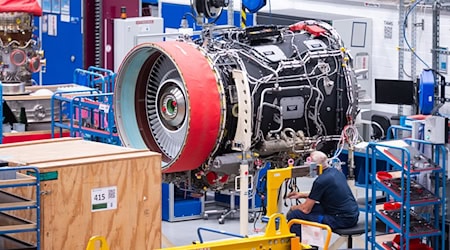 Die Brandenburger Wirtschaft geht nur von einer leichten Belebung in diesem Jahr aus (Archivbild). / Foto: Christophe Gateau/dpa