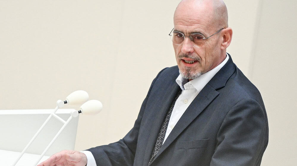 Brandenburgs BSW-Fraktionschef Niels-Olaf Lüders kündigt an, dass seine Fraktion bei einem Antrag zur Auflösung des Parlaments mit der AfD-Fraktion stimmen will (Archivbild). / Foto: Jens Kalaene/dpa