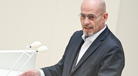 Brandenburgs BSW-Fraktionschef Niels-Olaf Lüders kündigt an, dass seine Fraktion bei einem Antrag zur Auflösung des Parlaments mit der AfD-Fraktion stimmen will (Archivbild). / Foto: Jens Kalaene/dpa