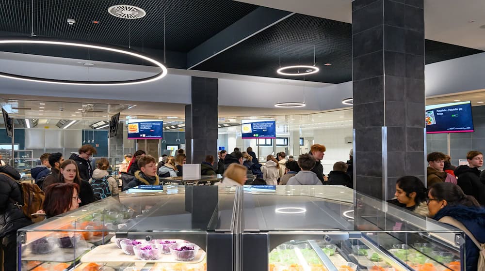 In der neuen Mensa gibt es auch vegane Angebote.  / Foto: Patrick Pleul/dpa