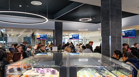 In der neuen Mensa gibt es auch vegane Angebote.  / Foto: Patrick Pleul/dpa
