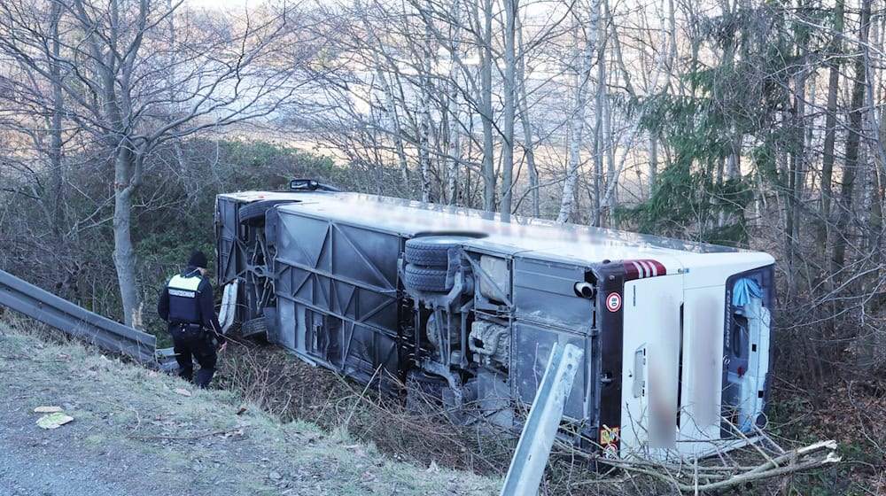 In Thüringen hat es einen Busunfall mit mehreren Verletzten gegeben. / Foto: Bodo Schackow/dpa