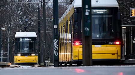 Hohe Feuchtigkeit bei Minusgraden sorgen laut BVG aber weiter für empfindliche Oberleitungen und Gleisanlagen. / Foto: Sebastian Gollnow/dpa