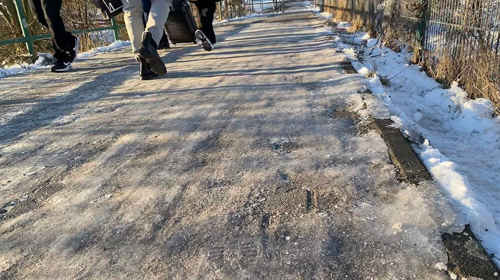 Senatorin: Bei starkem Glatteis Streusalz erlauben. (Archivbild) / Foto: Anja Mia Neumann/dpa