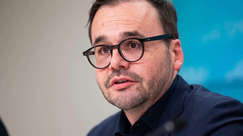 Brandenburgs CDU-Fraktionschef Jan Redmann will mit einer möglichen SPD/CDU-Koalition Vertrauen bei Wählern zurückgewinnen (Archivbild).  / Foto: Christophe Gateau/dpa