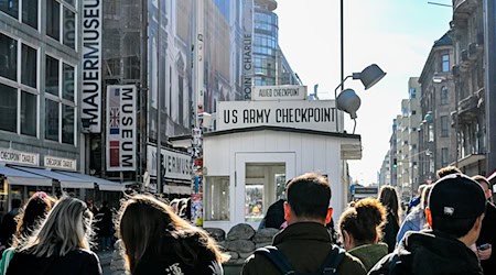 Der ehemalige «Checkpoint Charlie» zieht sehr viele Berlin-Touristen an. (Archivbild) / Foto: Jens Kalaene/dpa