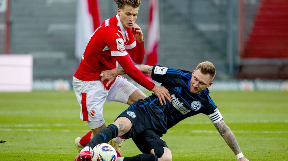 Moritz Hannemann (l) erzielte die Führung für Cottbus in Saarbrücken. (Archivbild) / Foto: Julius Frick/dpa