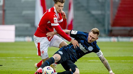 Moritz Hannemann (l) erzielte die Führung für Cottbus in Saarbrücken. (Archivbild) / Foto: Julius Frick/dpa