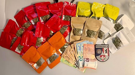 Drogen werden in Berlin per Lieferdienst zugestellt, die Dealer werben mit Flyern, die in private Briefkästen geworfen werden.  / Foto: -/Polizei Berlin/dpa