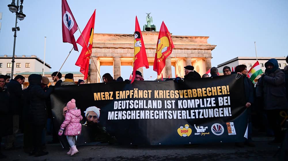 Demonstration gegen Syriens Präsidenten am Brandenburger Tor in Berlin.  / Foto: Sebastian Christoph Gollnow/dpa
