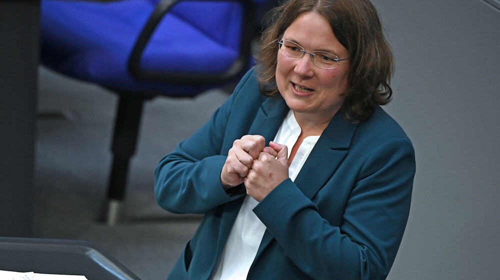 Die Grünen-Bundestagsabgeordnete Andreas Lübcke aus Brandenburg dringt auf eine rasche Umsetzung eines deutsch-polnischen Jugend-Bahntickets für diesen Sommer. (Archivbild)  / Foto: Helena Dolderer/dpa