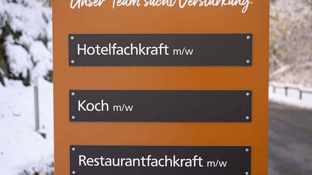 Hotels und Gastronomie klagen über Fachkräftemangel - die Grenzregion Spree-Neiße im Osten Brandenburgs reagiert nun unter anderem mit einer neuen Online-Plattform für junge Menschen. (Symbolbild) / Foto: Sebastian Kahnert/dpa