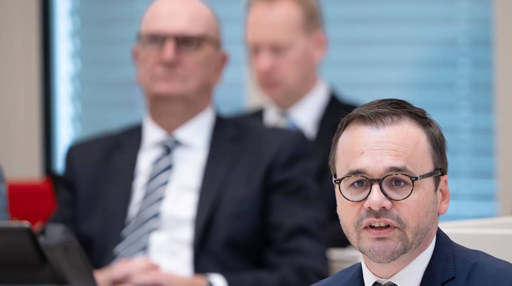 Die SPD von Brandenburgs Ministerpräsident Dietmar Woidke und die CDU von Landes- und Fraktionschef Jan Redmann verhandeln über eine Koalition (Archivbild). / Foto: Soeren Stache/dpa