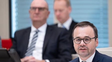 Die SPD von Brandenburgs Ministerpräsident Dietmar Woidke und die CDU von Landes- und Fraktionschef Jan Redmann verhandeln über eine Koalition (Archivbild). / Foto: Soeren Stache/dpa