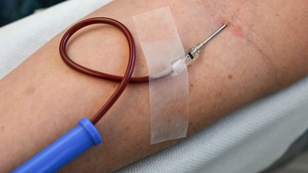 In Berlin und Brandenburg werden laut DRK jeden Werktag zwischen 600 und 800 Blutspenden benötigt. (Archivbild) / Foto: Jens Kalaene/dpa