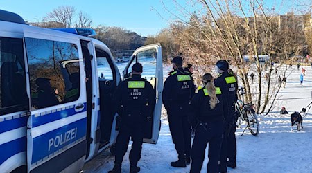 Die Berliner Polizei warnt vor dem Betreten der Eisflächen. / Foto: Stella Venohr/dpa