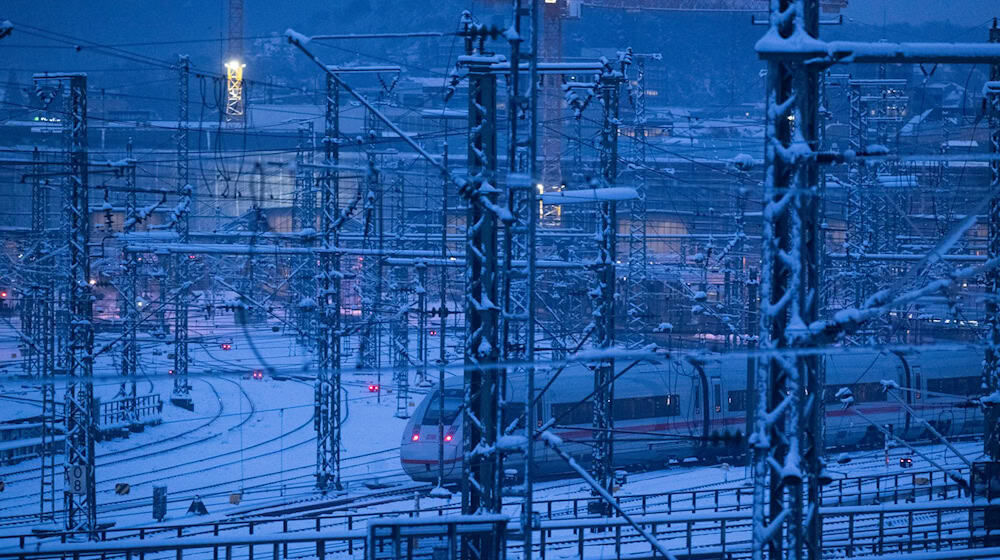 Weichen werden von Schnee zugeweht und frieren ein. / Foto: Marijan Murat/dpa