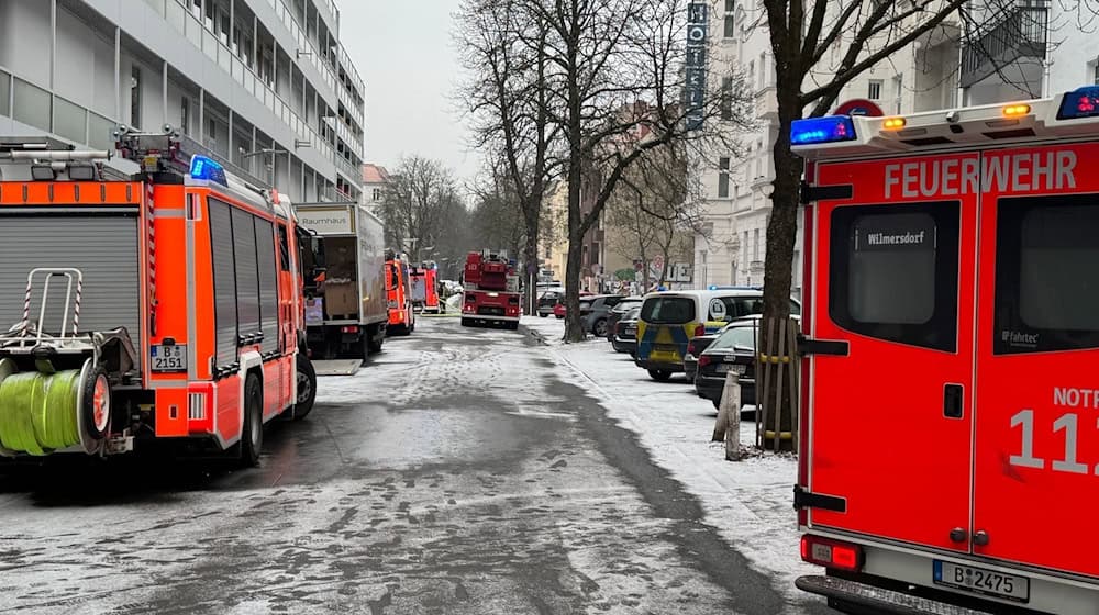 Die Feuerwehr hat ein Einkaufszentrum wegen eines Brandes geräumt. / Foto: Ralf Schneider/dpa